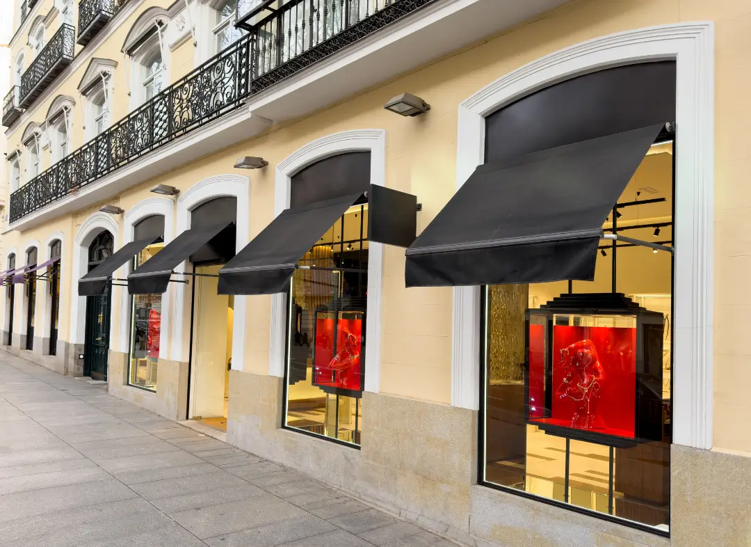 Façade vitrine de magasin en aluminium sur mesure à Nîmes